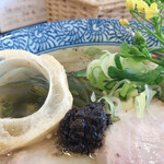 らーめん森や。 - 黒いのがもろみです。