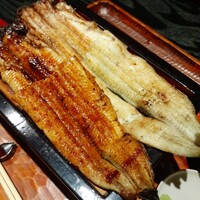 にょろ助 銀座 - 特々上鰻重は白焼きと蒲焼きが１本ずつ(*´∀｀*)