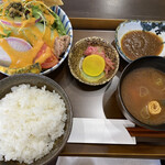 Suteki Tsukumo - まず定食膳が提供されます！
                      ご飯は大中小から選べます。
                      こちらは普通盛
