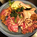 Bistrot Cochon - 名物の自家製ハム・ベーコン盛合わせ：茶美豚（鹿児島）・薩摩黒豚（鹿児島）・イベリコ豚（スペイン）・白金豚（岩手）・やんばる豚（沖縄）