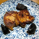 キュイジーヌ金澤 - ハンガリー産フレッシュフォアグラのソテー。黒いのはフォンドボーとバルサミコ酢の煮凝り