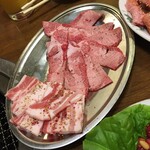 焼肉ふじ - 上牛タンとサービスの麦豚バラ肉