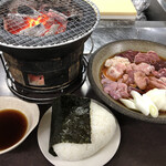 金太の金太 - おにぎりがデカすぎて、特盛級のホルモンが何故か普通に見える。遠近感の錯覚のようです（笑）