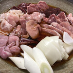 金太の金太 - 手前から時計周りに、長葱・小袋・うまい・ホルモン・心臓・舌・レバー・正肉・トントロ・玉葱・長葱の真上に砂肝・さらにその上がシビレ