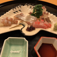 懐石料理 はし本 - 佐島鯛、八丈島縞鯵、銚子金目鯛、天草車海老
                    ロブションの愛したお塩と土佐醤油で