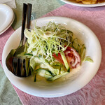 Bisutoro Haichi - サラダは2人分が同じ皿で提供される