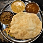 南インド料理店 ボーディセナ - 3種のカレー。右上から反時計回りにマトン・チキン・野菜。バトゥーラの下にバスマティライスが