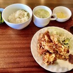 Asian Dining FOOD EIGHT - 担々麺+唐揚げ定食¥850
                        先に唐揚げが到着