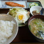 （本日のランチ）焼魚・豚汁・納豆・目玉焼き定食＠700円