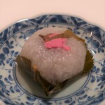 源 吉兆庵 - 料理写真:桜餅（216円税込）ピンクの桜の花が乗っています。