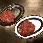 オカダ食品株式会社 - 和牛粗挽きミンチと玉ねぎでハンバーグ作成