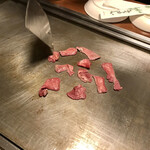 オカダ食品株式会社 - 牛タンを炒めて...