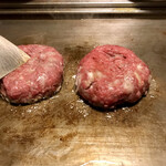 オカダ食品株式会社 - ハンバーグの真ん中をそっと押さえるの図