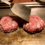 オカダ食品株式会社 - ハンバーグの真ん中をそっと押さえるの図