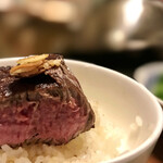 オカダ食品株式会社 - 和牛極上ヒレステーキ肉 with ガーリックチップ オンザライス