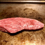 オカダ食品株式会社 - イチボステーキカット 200g 焼き焼き風景