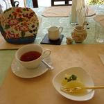 カパティ - ポットの紅茶とフルーツ