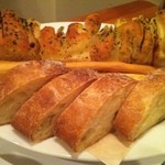 バールアリメンターリ ダニエラ - ２．自家製パンの盛り合わせ（フォカッチャ、チャパタ、グリッシーニ）