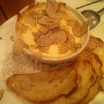 バールアリメンターリ ダニエラ - 卵のインココット　黒トリュフをかけて