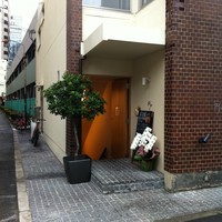 Az/ビーフン東 大阪店 - ここから地下に降ります。なんと向こうに見える駐車場に私は月極で車をおいて貰っていたことがあります…（つまり、私の事務所も近いです）