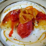 トロン - オムレット 反対側には濃厚な苺のソルベ