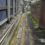 トロン - 細い路地を進みます