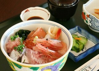 h Yururi - 鮮度抜群の魚介類満載の豪華海鮮丼です。