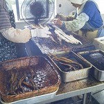 魚増鮮魚店 - もくもくと焼き続けるおばあちゃん