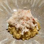 蒼 - 京丹後 魚政より松葉ガニのリゾット 今シーズン最後の松葉ガニを使ったリゾットです。　殻から取ったお出汁とミソで炊き上げたリゾットの上に、ほぐした身をこれでもか～とのせています。 なんて蟹の味が濃いのでしょうか！