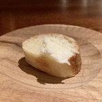 蒼 - 自家製のバターを作る際に出る乳清も、バゲットを焼く際に使用し、鮑の提供のタイミングに合わせて焼き上げ、自家製のバターを塗って一緒に出して下さいました。 このバゲット、やばいです!(^^)!