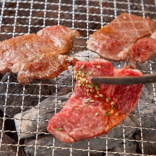 用炭火烤出的美味烤肉。严选牛肉，以国产为主。