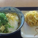 丸亀製麺 小野店 - とろ玉（大）と野菜かきあげ