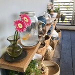 カフェ+スタジオ フラット - インテリアには可愛い雑貨に、お花や植物もたくさん。