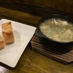 MILLE FIORI - カマンベールチーズのアヒージョ（バケット2ケ付き）（￥900）