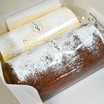 菓子工房 くるみ - 生ロールケーキ（奥）＆ 生チョコロールケーキ