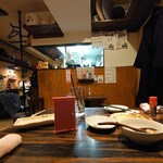 Motsuyaki Enjin - 奥のテーブル席より店内
