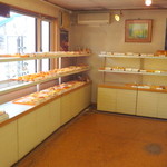 パンとケーキのみやこや - 色々なパンが並びます