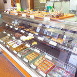 パンとケーキのみやこや - 洋菓子も美味しそうです。