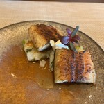SIZZLE - 前菜：伊豆の鰻、焼きリゾット 地焼きされた鰻。皮がパリッと、プリっとした食感でした。 焼きリゾットは香ばしい。サラッとしたソース。 私が何も言わなくても、シェフがいつも、デザートの代わりに、素敵なアミューズを作ってくれます。 それがいつも楽しみ。