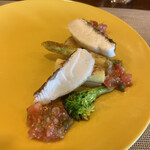 SIZZLE - 甘鯛のポアレ 火入れがとてもいい。少し半生で甘鯛がしっとりとしています。 トマトのソースで。アスパラガスと春の野菜です。