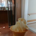 Cafe Leaf - 料理写真:ソフトクリーム　バニラ　コーン　200円