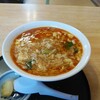 ごくろう山 - 酸辣湯麺　なぜか漬物