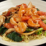 Yakisoba (stir-fried noodles) with tomatoes and shrimp