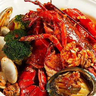 享受來自世界各地的美味佳餚，從海鮮到肉菜，就像您在旅行一樣。