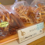 パンとケーキのみやこや - かりんとう・左からチョコレート・シュガー・シナモン（各105円）