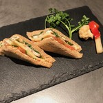 Sapporo Namabiru Kuro Raberu Za Ba - 4月の銀座サンドは銀座の銘店「RANGETSU of TOKYO」さん監修の「自家製スモークベーコンとチーズのサンドイッチ」です。
      全粒粉のパンに１週間かけて手作りしたスモークベーコンと相性の良いエメンタールチーズを挟んだサンドイッチです。