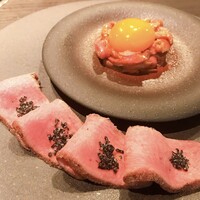 牛タンのユッケ風と薄切り塩昆布添え