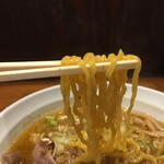 Sapporo Raiden - 森住製麺の中太ちぢれ麺。