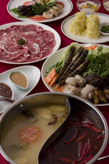 h Koyouju - 四川風　火鍋コース　　辛味山椒味のスープ　と　塩味ベースのスープが締めの麺を食するとき、びっくり!!