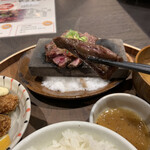 炙り肉寿司 梅田コマツバラファーム - タレにつけて頂きます♬
